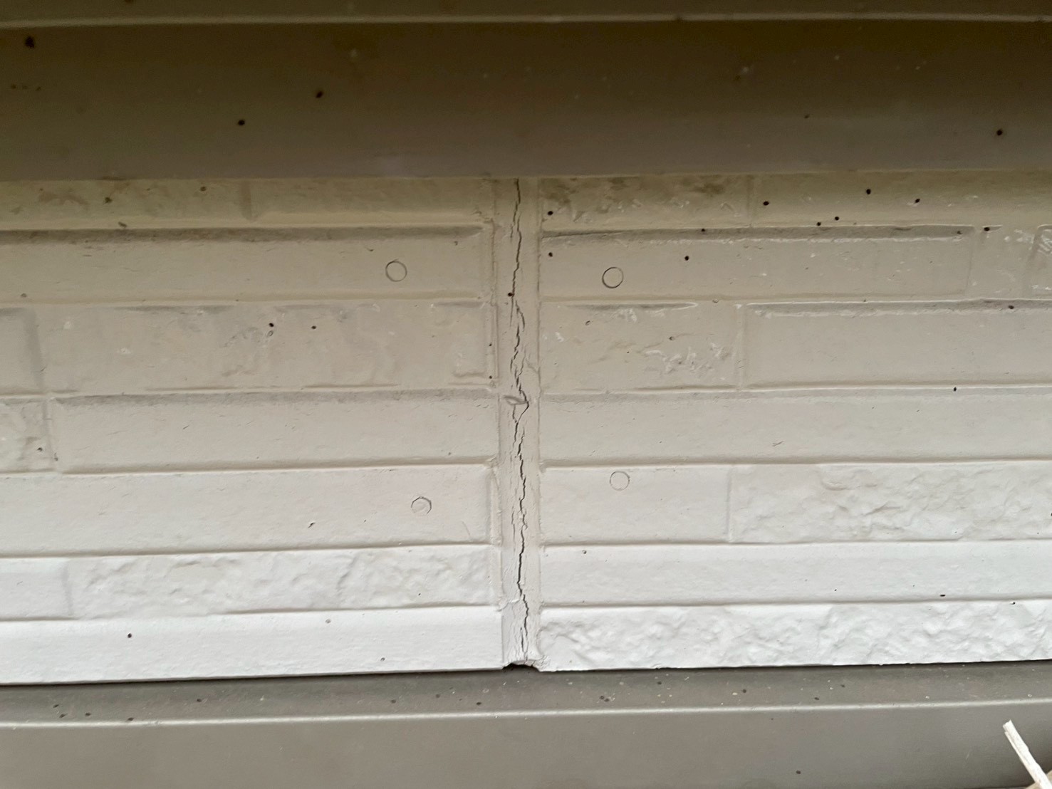 外壁の継ぎ目のシーリングにひび割れが発生